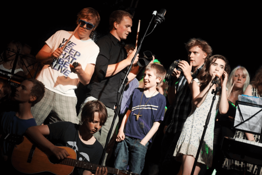 Børn og unge der spiller musik sammen i DIM på Roskilde Musiske Skole