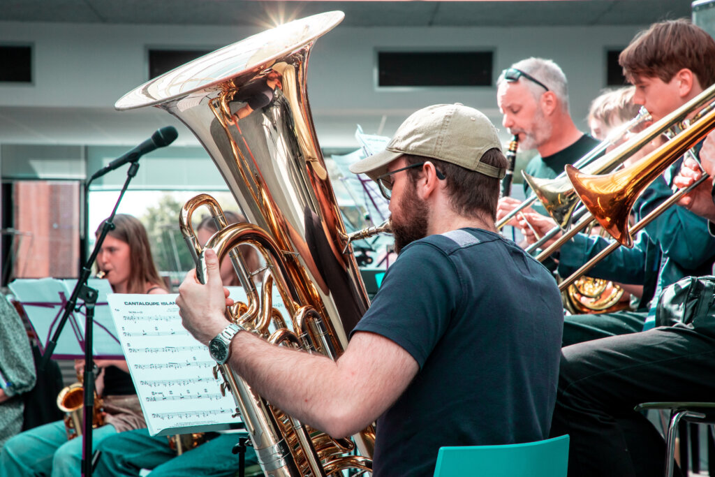 Elev i Kulturskolen Roskilde spiller tuba